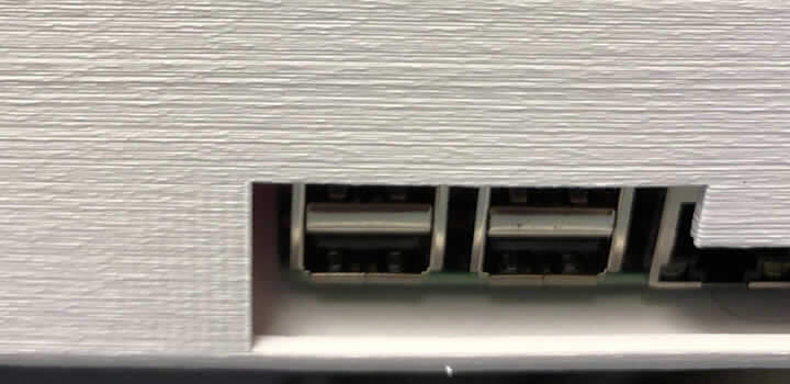 Foto de um case branco de eletrônica mostrando portas USB e efeito de ondulação na peça feita com impressora 3d